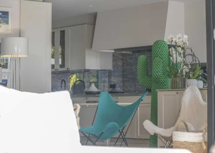 Exceptional A C 4br 8p With Pool & Sea View