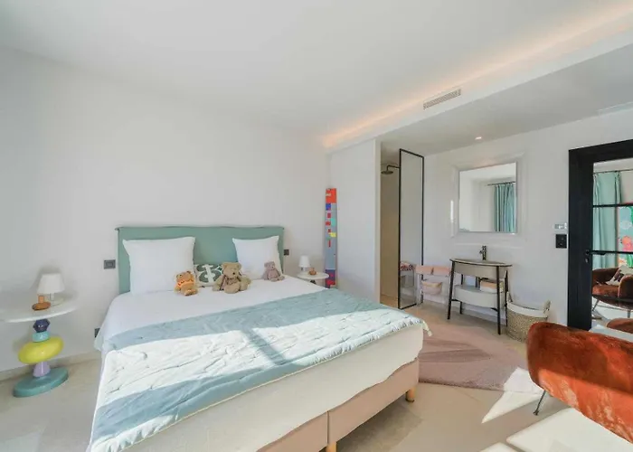 Exceptional A C 4br 8p With Pool & Sea View