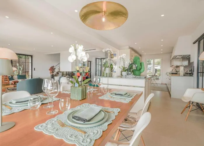 Exceptional A C 4br 8p With Pool & Sea View