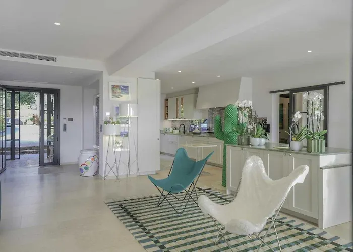 Exceptional A C 4br 8p With Pool & Sea View